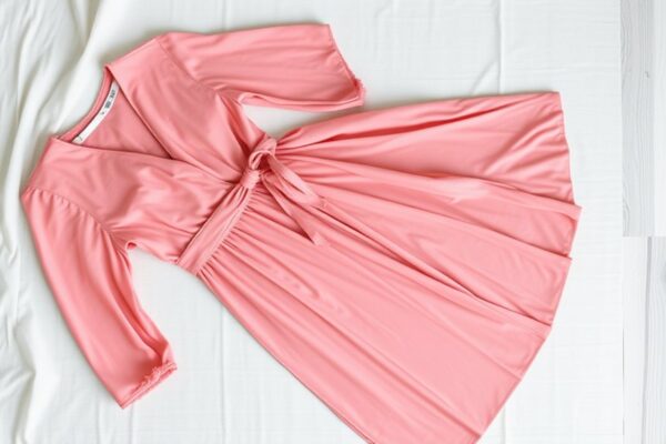 modne style sukienek dla krągłych